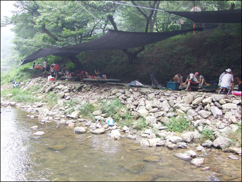 계곡 건너에서 바라본 장사들이 설치한 평상마루. 